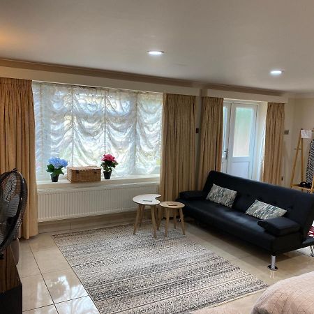 Studio Flat Gants Hill With Free Parking ريدبريدج المظهر الخارجي الصورة