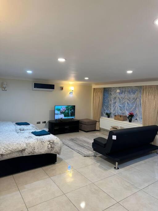 Studio Flat Gants Hill With Free Parking ريدبريدج المظهر الخارجي الصورة