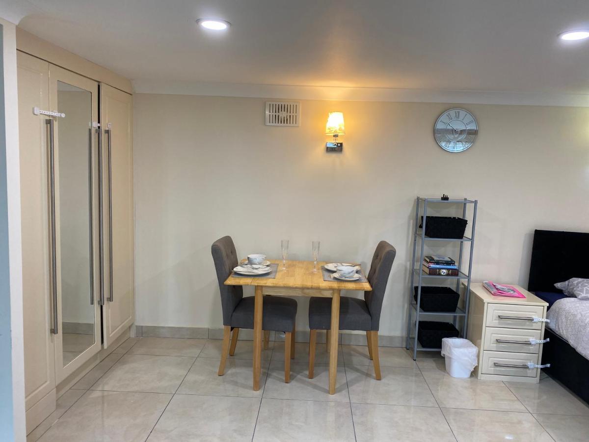 Studio Flat Gants Hill With Free Parking ريدبريدج المظهر الخارجي الصورة