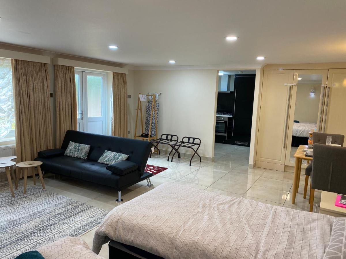 Studio Flat Gants Hill With Free Parking ريدبريدج المظهر الخارجي الصورة