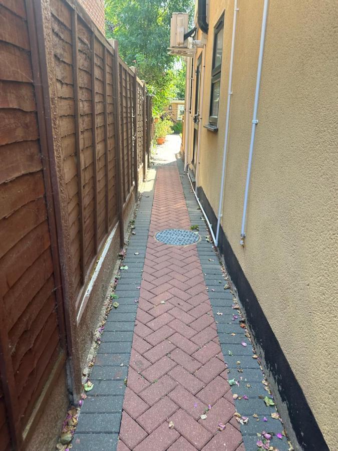 Studio Flat Gants Hill With Free Parking ريدبريدج المظهر الخارجي الصورة